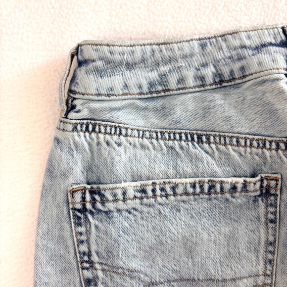 American Eagle Tomgirl Light Wash Hi-Rise Distress Raw Hem Denim Shorts (8) - Picture 9 of 15